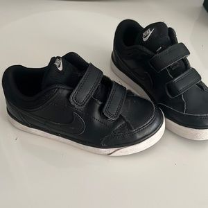 Black Nike sneakers 9c